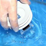 WaterSave Geruchsverschluss in Wasser tauchen